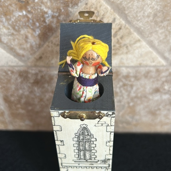 1990 Rapunzel in her Tower - A Jack in the Box Doll by Ann Fuller - Picture 7 of 7